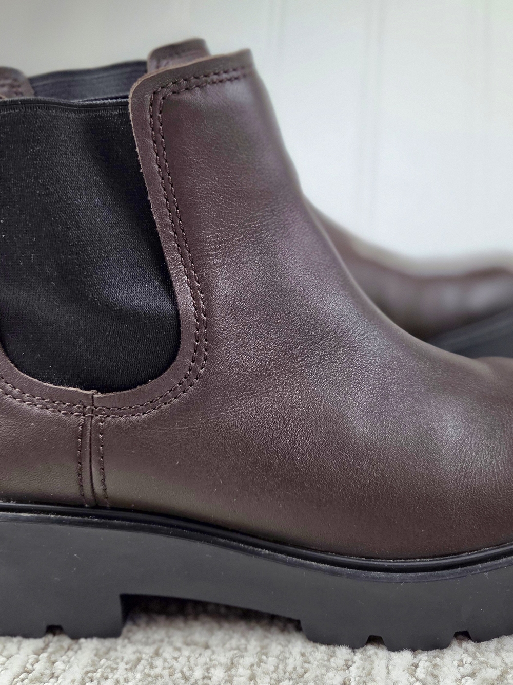 UGG  Waterproof Women's LeatherChelsea Ankle Boot in Dark Brown Leather. Size 9.
